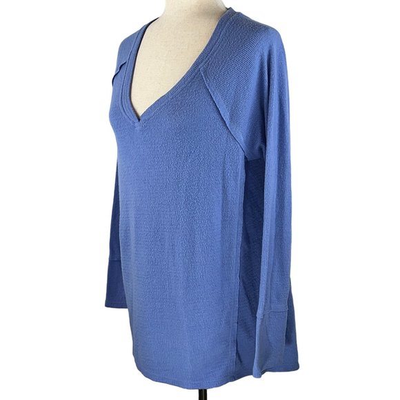 Like new! WILDFOX Purple V-Neck Long Sleeve Thermal Sweatshirt Size Medi… - Picture 2 of 9